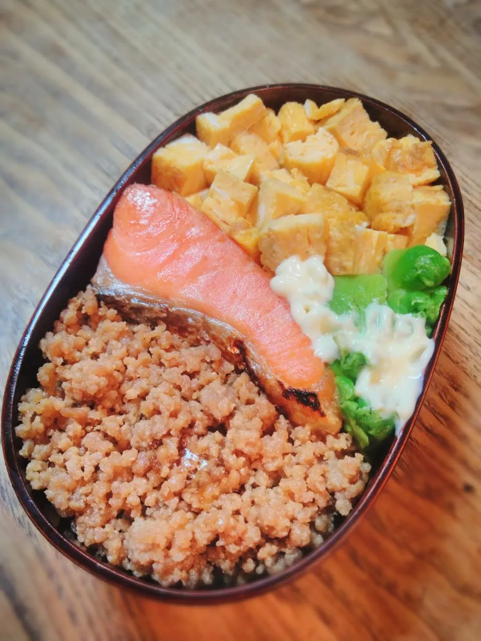 今日のお弁当
・三色丼風
　鶏そぼろ、卵焼き、塩鮭、祝蕾|akiさん