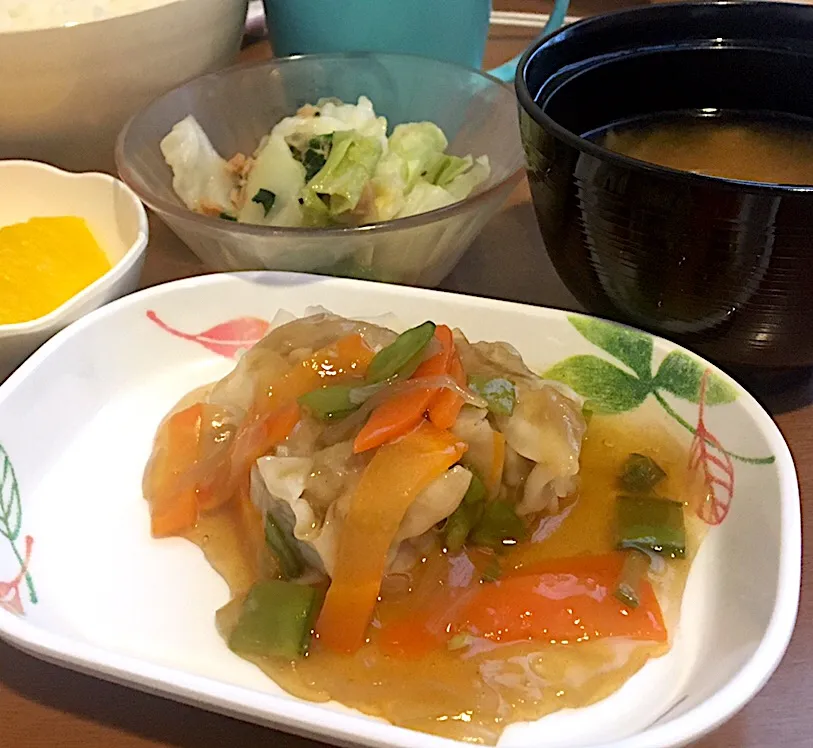 アル中病棟の朝ごはん☀️☀️🔆5日目
ごはん🍚 みそ汁（油揚げ）シュウマイあんかけ  シーチキン和え パイナップル  🍍|ぽんたさん