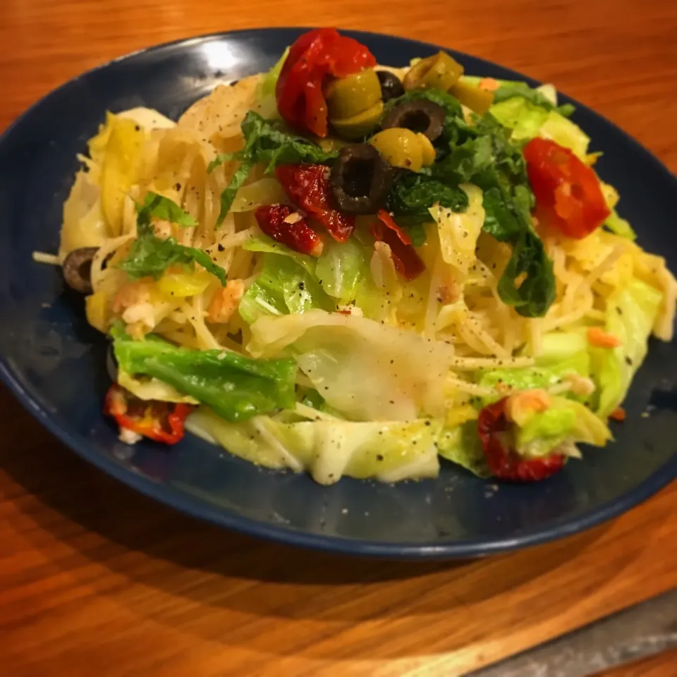 Snapdishの料理写真:鮭缶ペペロンチーノ🍝あさごはん|くろあおさん