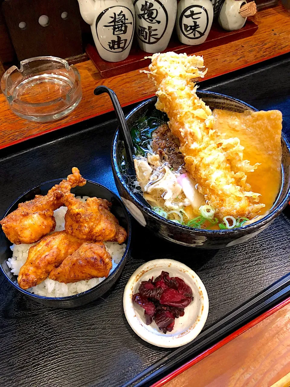 かすうどんに肉、きつね、ちくわ天トッピング😋|すかラインさん