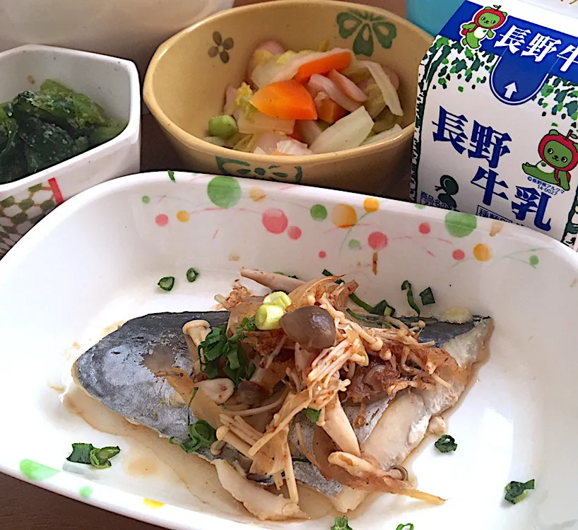 アル中病棟の昼ごはん☀️☀️🔆
ごはん🍚  鰆のきのこポン酢のせ🍄🐟  コンソメ煮  胡麻和え  🥛牛乳|ぽんたさん