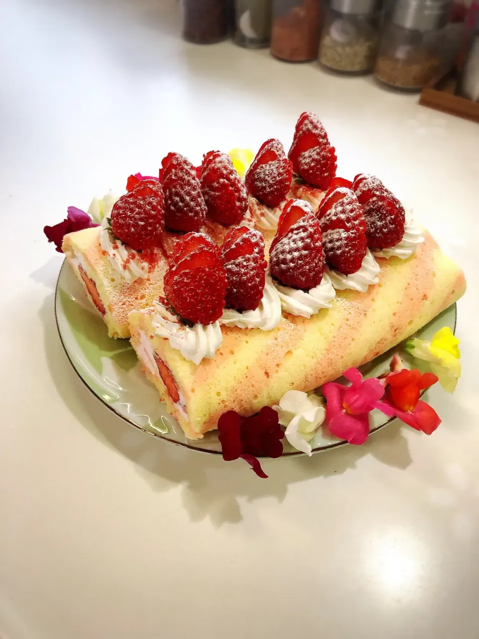 #いちご🍓 のロールケーキ|みわさん