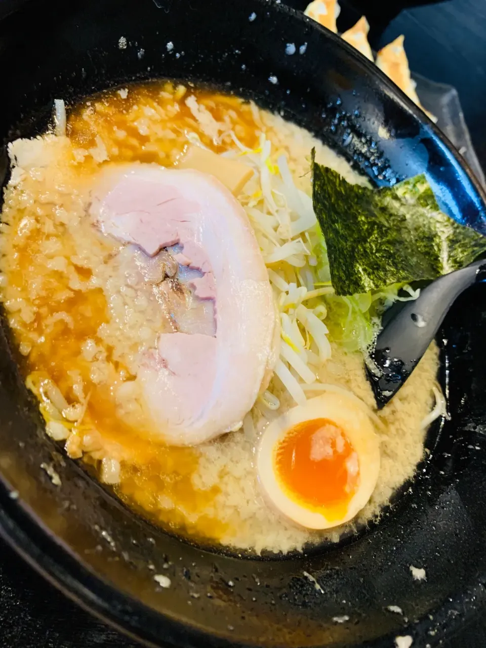 Snapdishの料理写真:【麺屋 むこうぶち】醤油ラーメン(背脂多め 中盛り)|hammさん