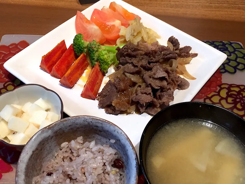 Snapdishの料理写真:晩御飯
牛肉とごぼうと玉ねぎの炒め物、トマト、ブロッコリー、人参ソテー、キャベツの酢漬け、十穀米、大根と揚げの味噌汁、山芋ダイス酢漬け|かよちゃんさん