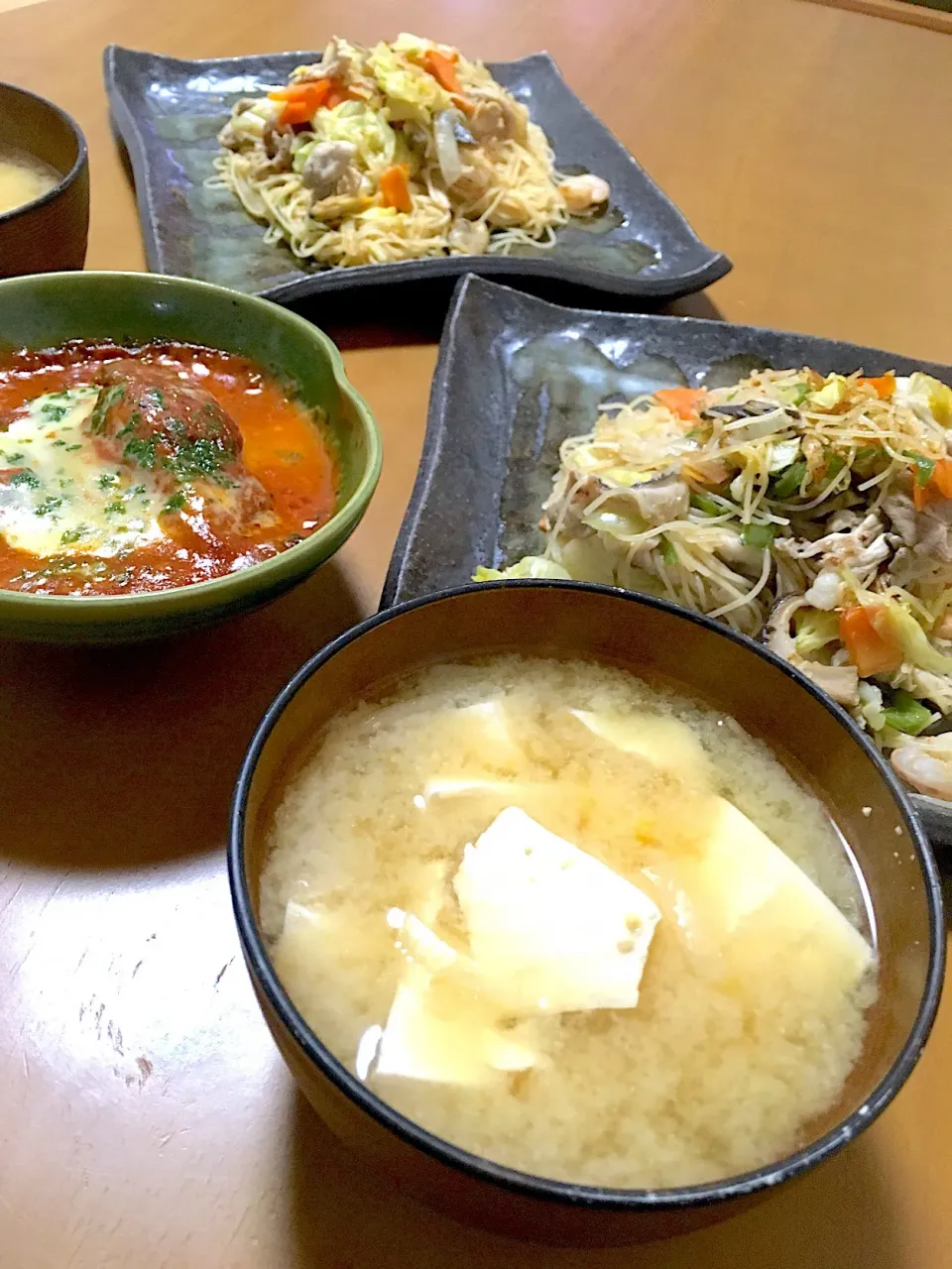 ばんごはーん！(*´ω｀)ﾉ　ﾊｨ

焼きビーフン
雷豆腐のお味噌汁
鯖のトマトチーズ煮|さくたえさん