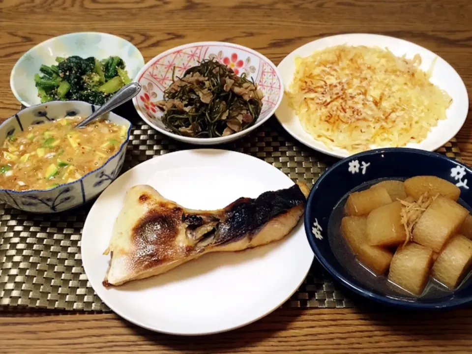 小松菜の胡麻和え・昆布の煮物・じゃがいものチーズガレット・大根の煮物・ブリカマ塩焼き・キムチアボカド納豆|美也子さん