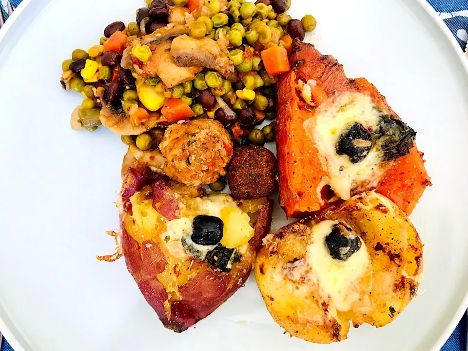 Roast potatoes, sweet potatoes with black olive cheese topping and stir fry of peas, black beans, corns, green beans, carrots and falafel|Sergio Lacuevaさん