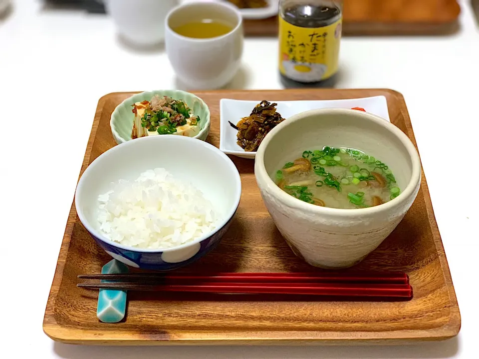 朝ごはん。明太子、からし高菜、冷奴、なめこの味噌汁。|yukiさん