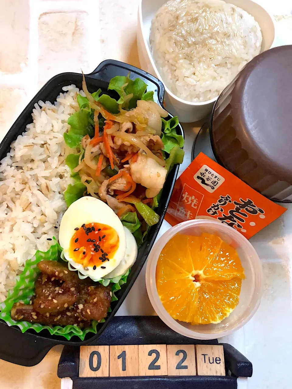 Snapdishの料理写真:肉野菜炒めともち麦ご飯弁当☆1/22 #中学生男子弁当|yu-co☆さん