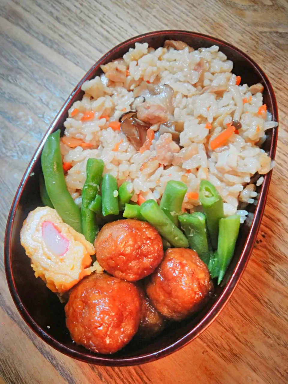 今日のお弁当
・鶏肉ときのこの炊き込みご飯
・だし巻き卵
・鶏肉団子の甘辛煮|akiさん