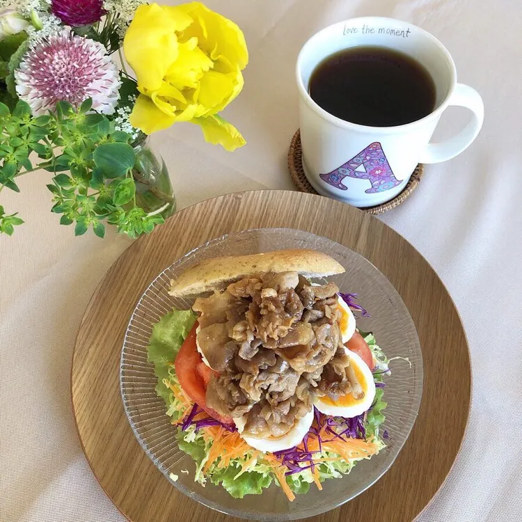 Snapdishの料理写真:1/22❤︎豚ロース焼肉&半熟たまごボリューム満点ベーグルサンド❤︎お弁当の残り物…🍀
#おひるごはん #ランチ #うちごはん #おうちカフェ #豚ロース焼肉 #半熟たまご #ベーグルサンド #自家製サンド|Makinsさん