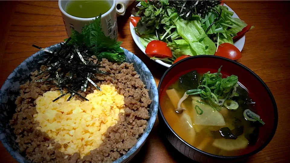 今日のテニス前実家での男飯(*･ω･)
♡そぼろ丼&大根としめじと黒はんぺんとワカメの味噌汁&サラダ | ᐕ)⁾⁾|ひーちゃんさん