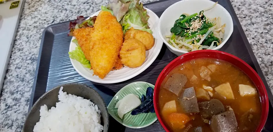 ・白身魚のフライ
・チキンナゲット
・豚汁
・もやしと小松菜のごま和え|あぁちゃんさん