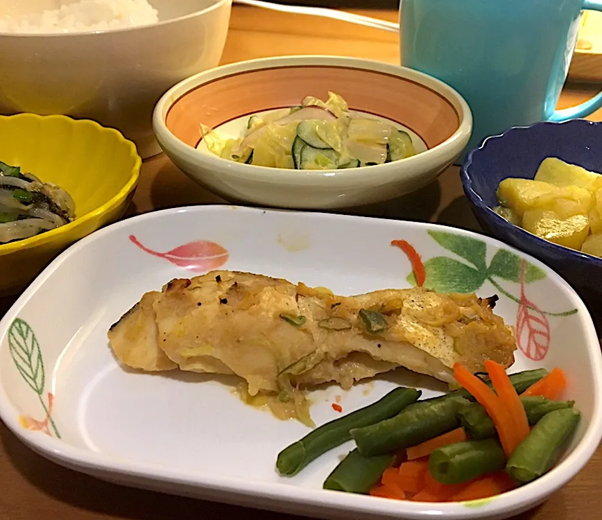 アル中病棟の晩ごはん⭐️⭐️🔆6日目
ごはん🍚  タラのねぎみそ焼き  オーロラサラダ🥗  のり和え  サツマイモとリンゴの重ね煮🍠🍎|ぽんたさん