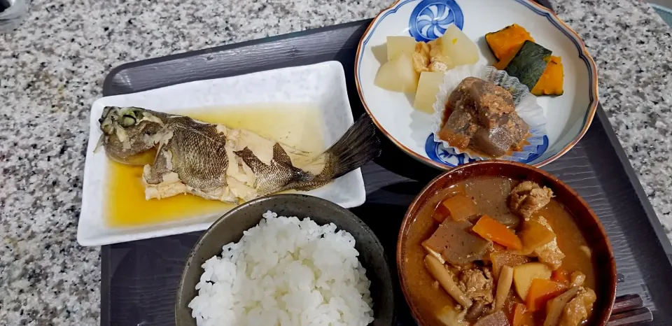 ・メバルの煮付け(旦那が釣ってきた)
・煮物プレート┏南瓜の煮付け
　　　　　　　┣蒟蒻のピリ辛クルミ味噌和え
　　　　　　　┗・大根と揚げの煮物
・とん汁|あぁちゃんさん