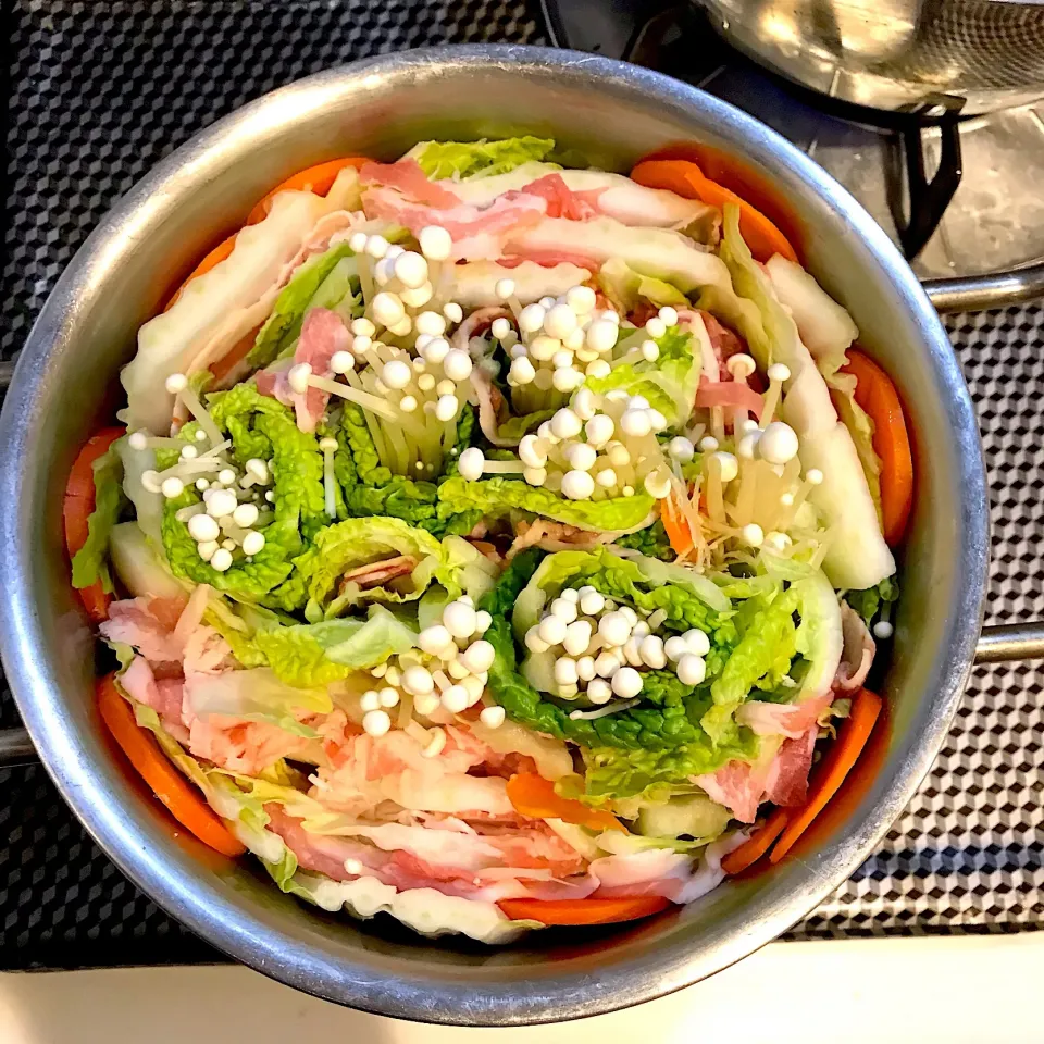 Snapdishの料理写真:白菜を食べよう🥬
豚肉と白菜のミルフィーユにえのきを白菜と豚肉で巻いてみた😋#白菜 #白菜のミルフィーユ  #豚肉と白菜のミルフィーユ鍋|コマツ菜さん