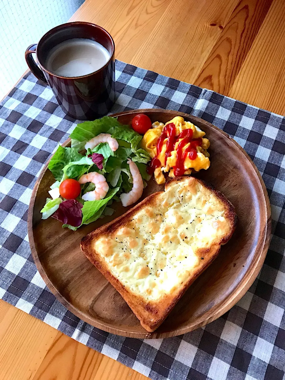 チーズトースト、スクランブルエッグ、エビサラダ、カフェオレ|sayaさん