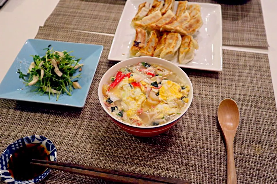 今日の夕食 かき玉うどん、豆苗とエリンギの塩麹炒め、宇都宮餃子|pinknari🐰🌈さん