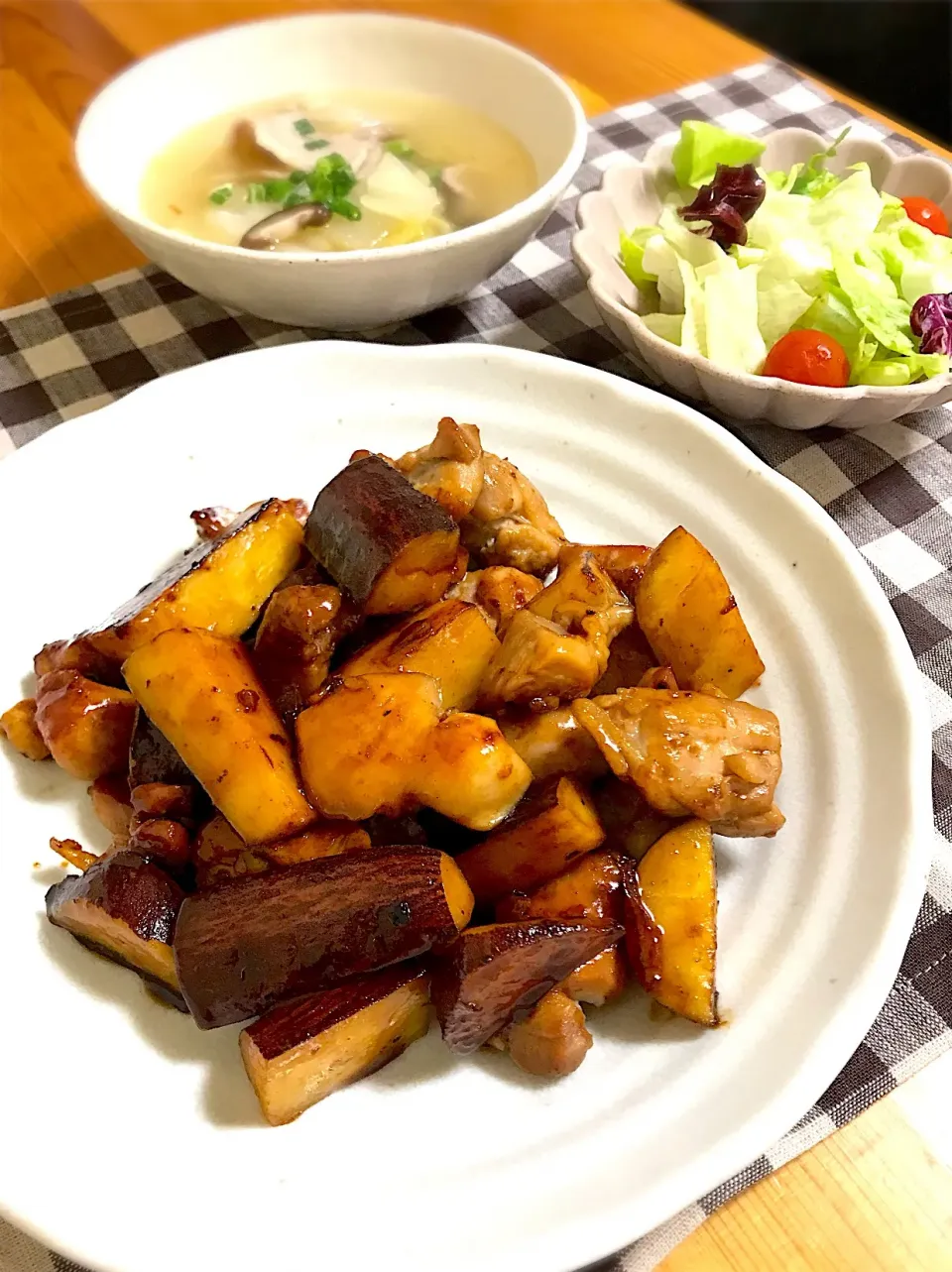 Snapdishの料理写真:鶏肉とさつまいもの甘辛炒め、白菜と豚肉の中華スープ、サラダ|sayaさん