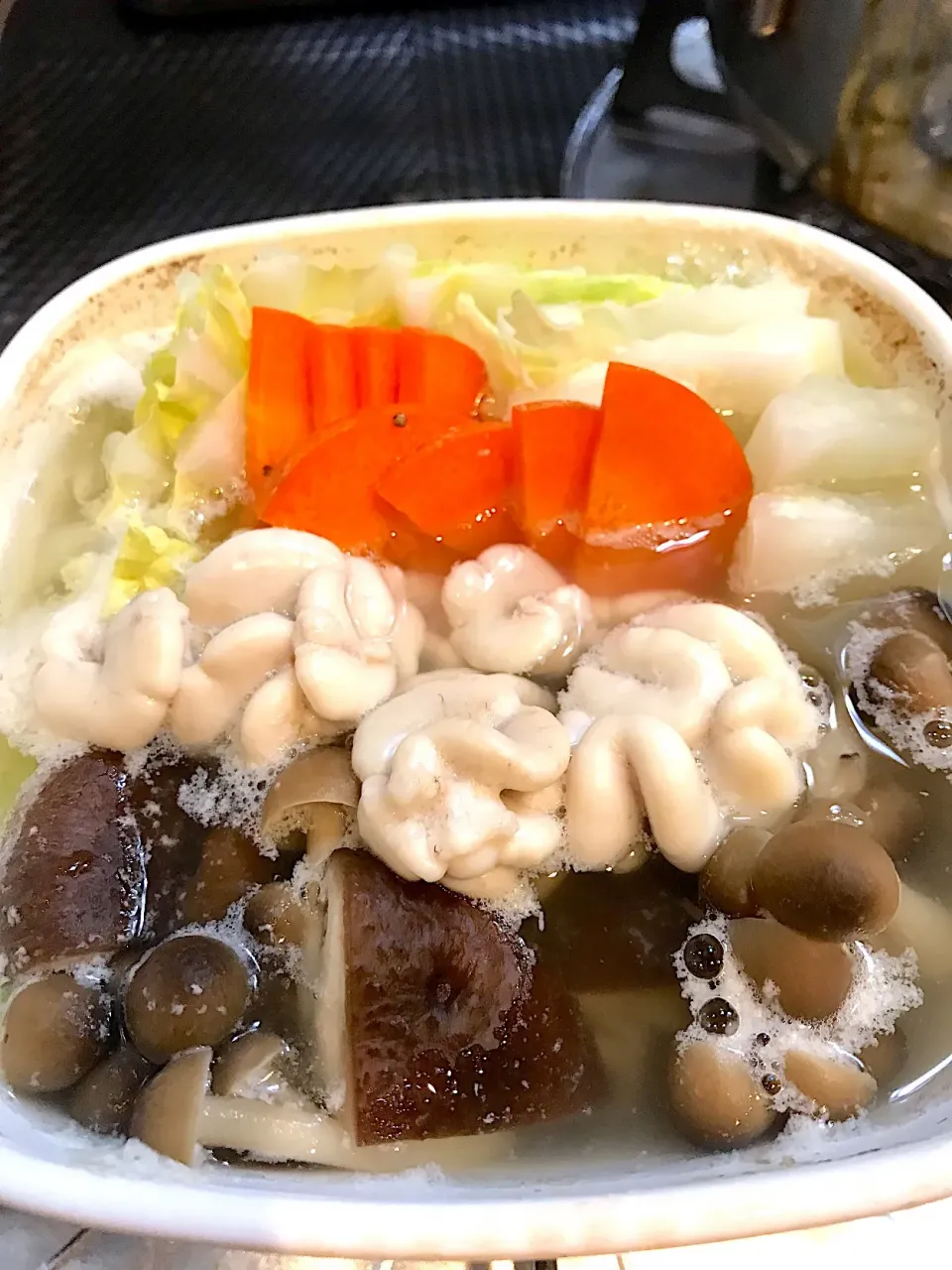 白菜を食べよう🥬
白菜と白子でひとり鍋。
日の出さんの料理酒に白菜 白子、えのきなどを酔わせていただきました！

 #白菜  #白菜鍋  #白子  #白子ポン酢ならぬ白子すし酢|コマツ菜さん