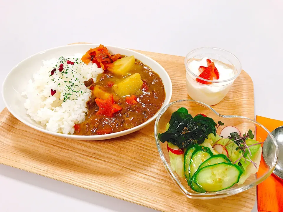 カレー サラダ いちごのヨーグルト|mayuさん