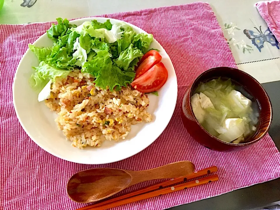 Snapdishの料理写真:レタスたっぷり炒飯|みよさん