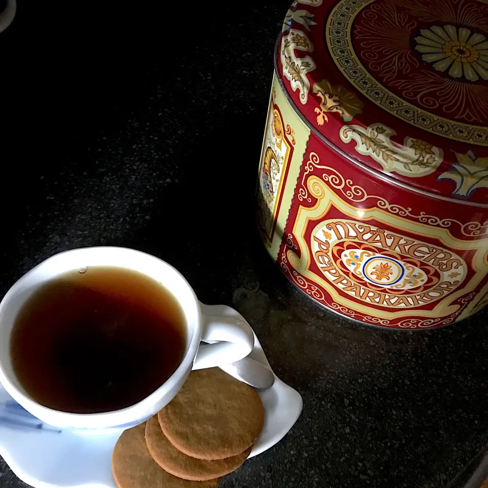 Snapdishの料理写真:ジンジャークッキー🍪と
ジンジャーティーで
朝のおめざ☕️|シュトママさん