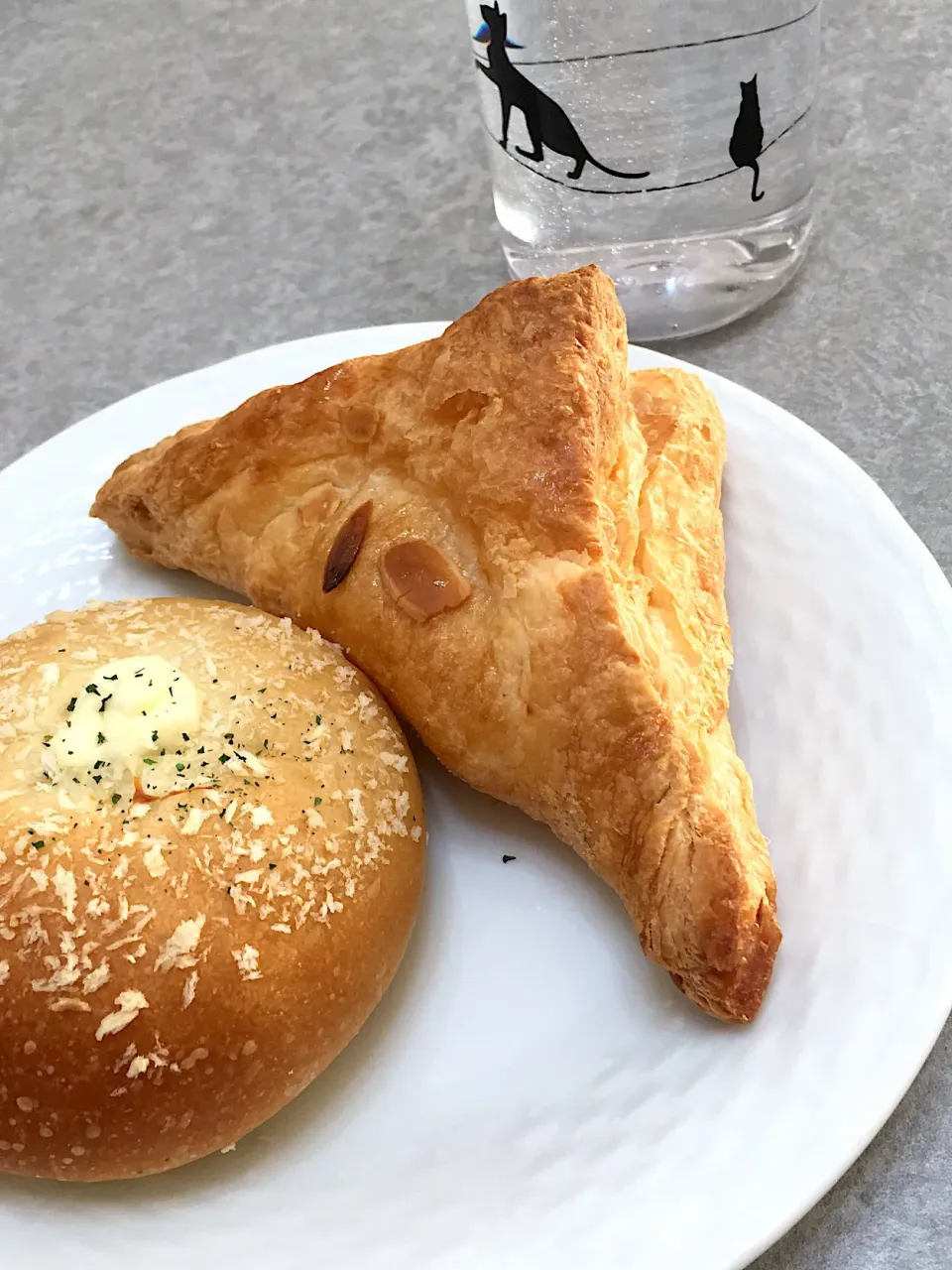 チーズカレーパンとアップルパイ🥧|ミーさん