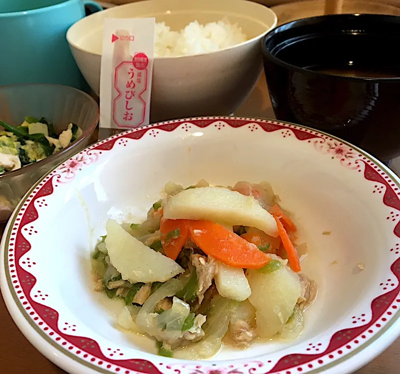 アル中病棟の朝ごはん☀️🔆🔆7日目
ごはん🍚 みそ汁（生揚げ） ツナとポテトの炒め物  和風ドレッシング和え  練り梅|ぽんたさん