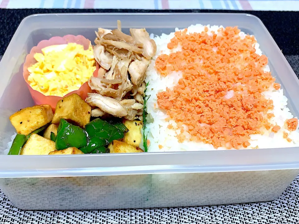 高２男子弁当！久しぶりに作ったけど、雑(🤣

ささみの照り焼きバター！
ラッキョタルタル！
はんぺんとピーマンの美味いやつ！
胡麻油、塩胡椒で、仕上げの醤油が肝心！|Yukihiko Ishidaさん