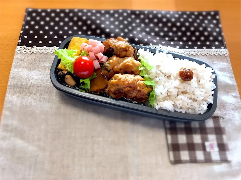 はんぺんフワフワつくね🐓豆 大葉入
卵焼き🍳
かぼちゃの煮物🎃
豆ひじき煮😋
ハム🌸
🍅🍚もち麦入り〜✨|あやこさん