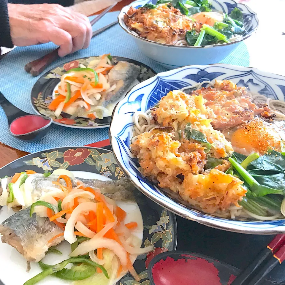 昨夜の残り物キャベツかき揚げを入れた
蕎麦でお昼にしましょう|シュトママさん