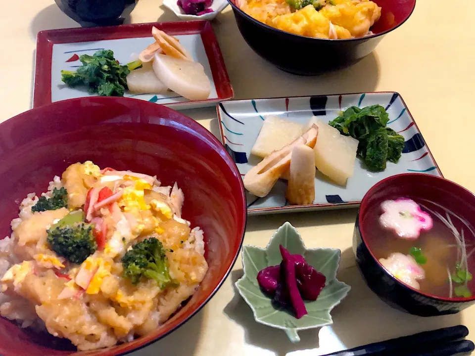 1／23昼食  #昼ごはん  •天とじ丼   •大根煮食べ切り  •柴漬け •えのきと花麩の吸い物       ‥お惣菜の天ぷらと残り物で‥|おさんどんさん