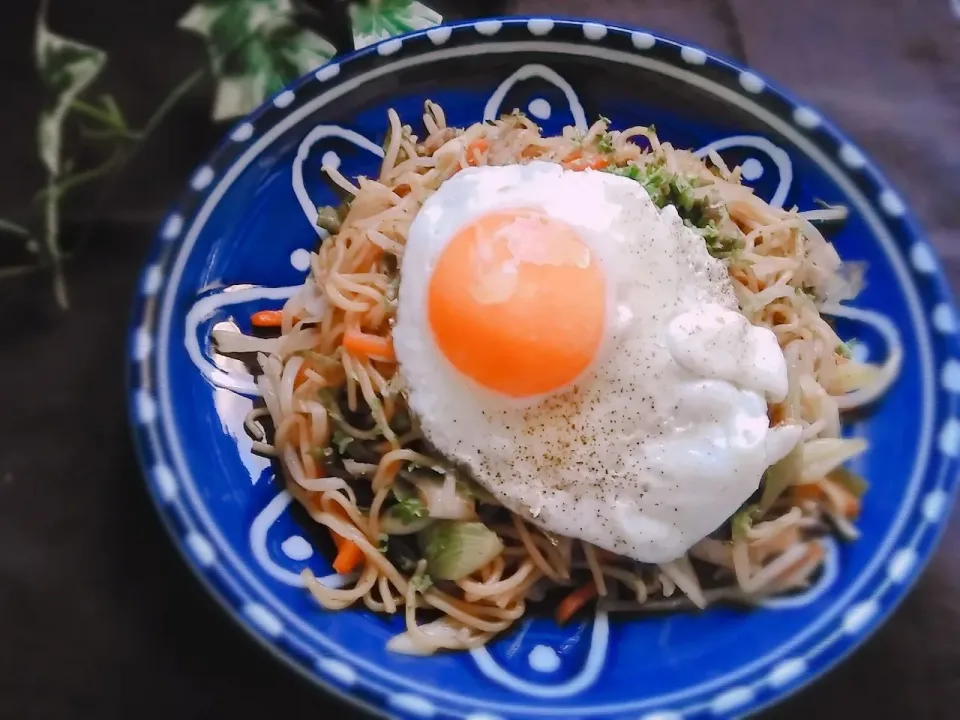 Snapdishの料理写真:目玉焼きと♡ソース焼きそば🌷1/23|花ママさん