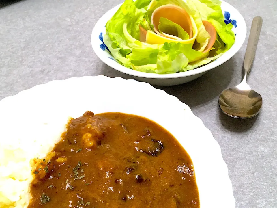 牛すじカレー＆巻き巻きサラダ🥗☺️|ミーさん