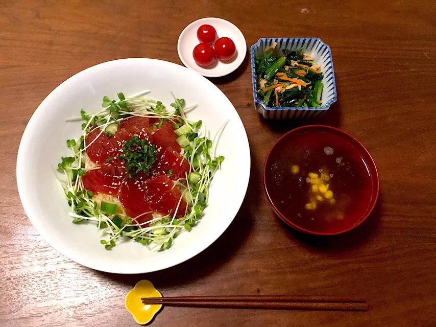 めばちまぐろの漬け丼、コーン入りとろろ汁、ほうれん草の小鉢|ゆきさん