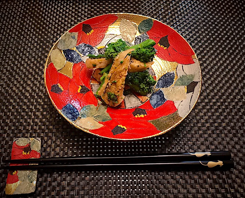 今宵の上げ膳据え膳な即肴は、鶏胸肉と菜の花の和え物どす🍀醤油麹に漬けた鶏胸肉を蒸したものと茹でた菜の花を和えて、ごま油、醤油、黒胡椒、酢を合わせたタレで味付けてます🍶|にゃあ（芸名）さん