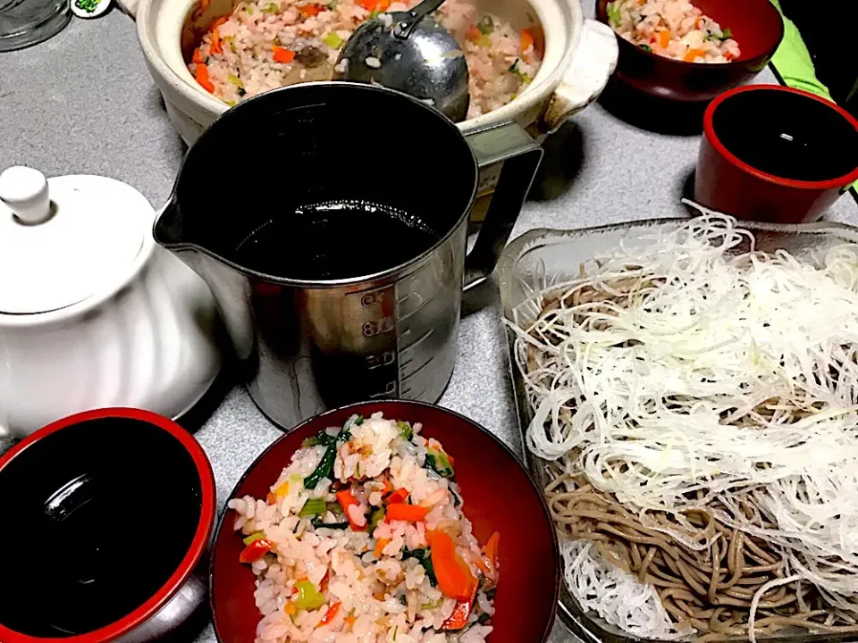 消化にいいシリーズで #夕飯  蕎麦湯、昆布温つゆ、大根十割蕎麦、海老小松菜おかか人参お粥|ms903さん