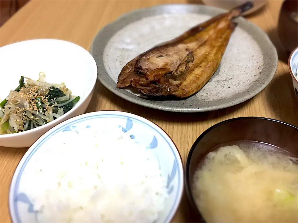 ホッケの開き
もやしとほうれん草のナムル
ジャガイモのお味噌汁🍚|ひょうたんさん