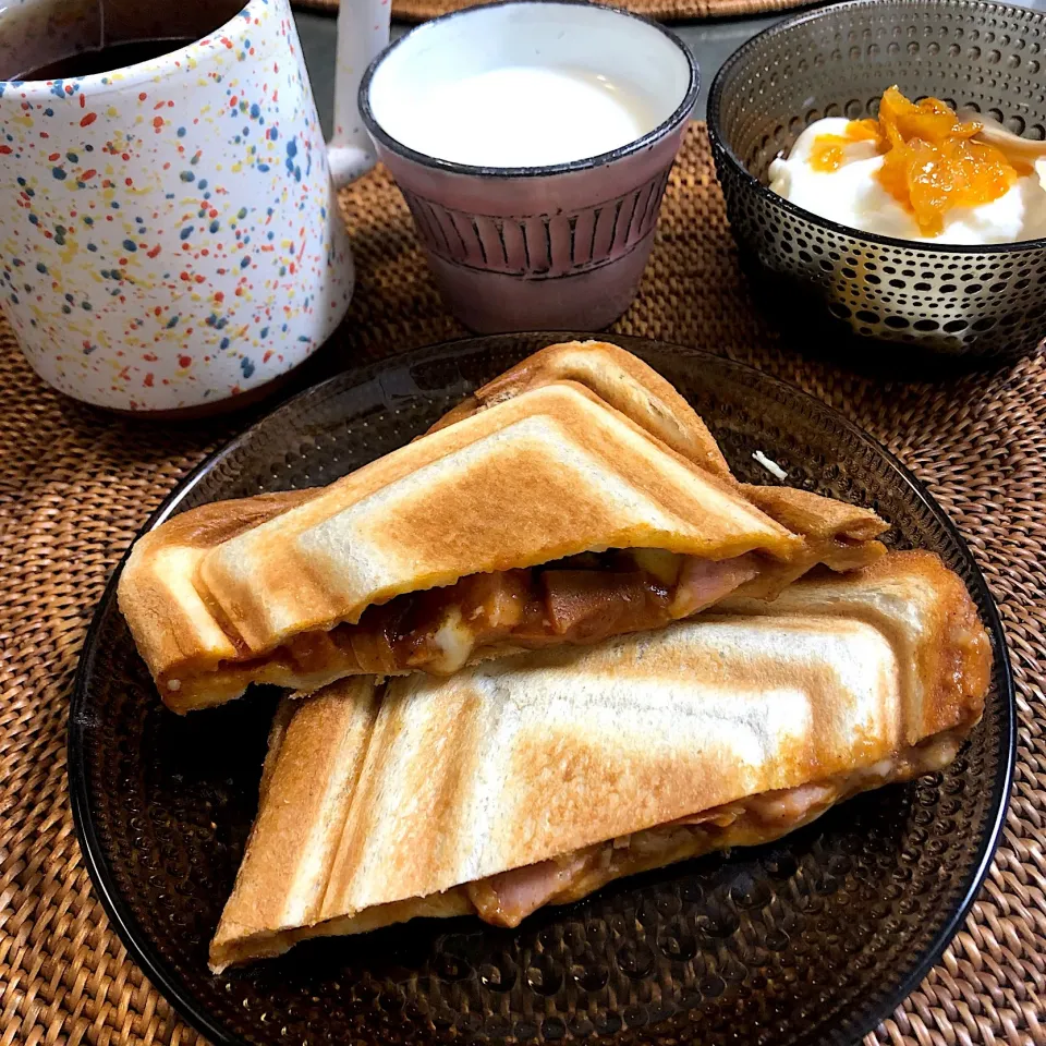 ハヤシライスソースでホットサンド #朝ごぱん 😋|nao子さん