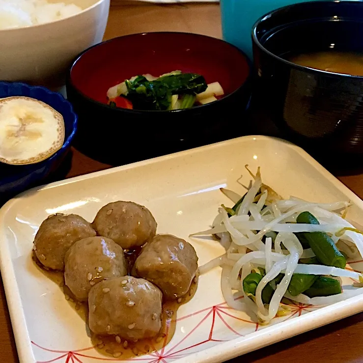 アル中病棟の朝ごはん🔆🔆🔆
ごはん🍚  みそ汁（里芋） 肉団子  ごま油和え
バナナ🍌|ぽんたさん