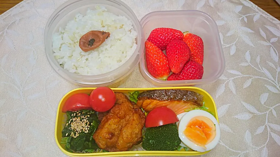 Snapdishの料理写真:1/24のお弁当
 #イチゴ(章姫) #塩鮭 #ほうれん草 #から揚げ 
#ゆで卵 #サンド海苔弁|卯月さん