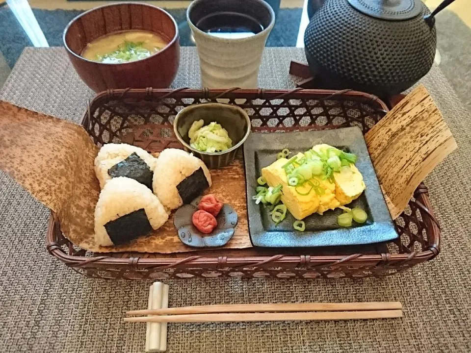 Snapdishの料理写真:休日の朝ご飯☀️🙋❗
お腹が空いて目が覚めた(笑)
●土鍋炊きたてご飯で、たぬきおむすび🍙
●だし巻き玉子
●茅乃舎だしでキャベツの手もみサラダ
●お味噌汁|yokoさん