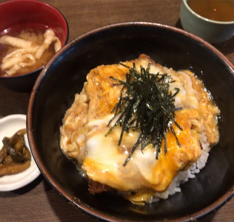 Snapdishの料理写真:西新橋 びんちょう 特選カツ丼|Gigi Cafeさん