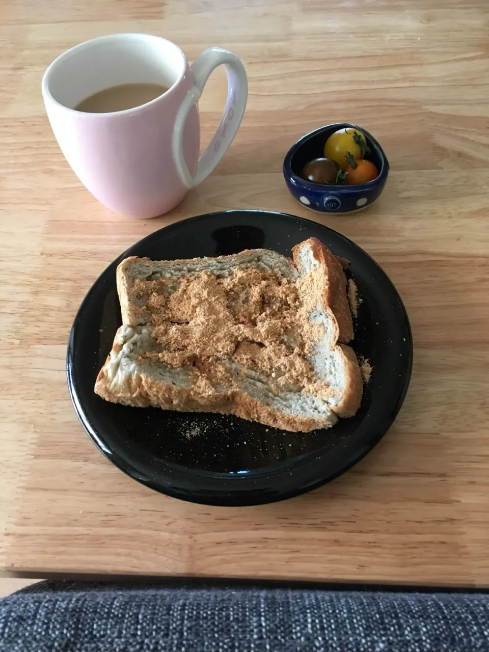 簡単あさごはん(*´ڡ`●)
朝焼き黒胡麻食パン🍞で蜂蜜きな粉パン❤️カフェオレ❤️プチトマト|さくたえさん