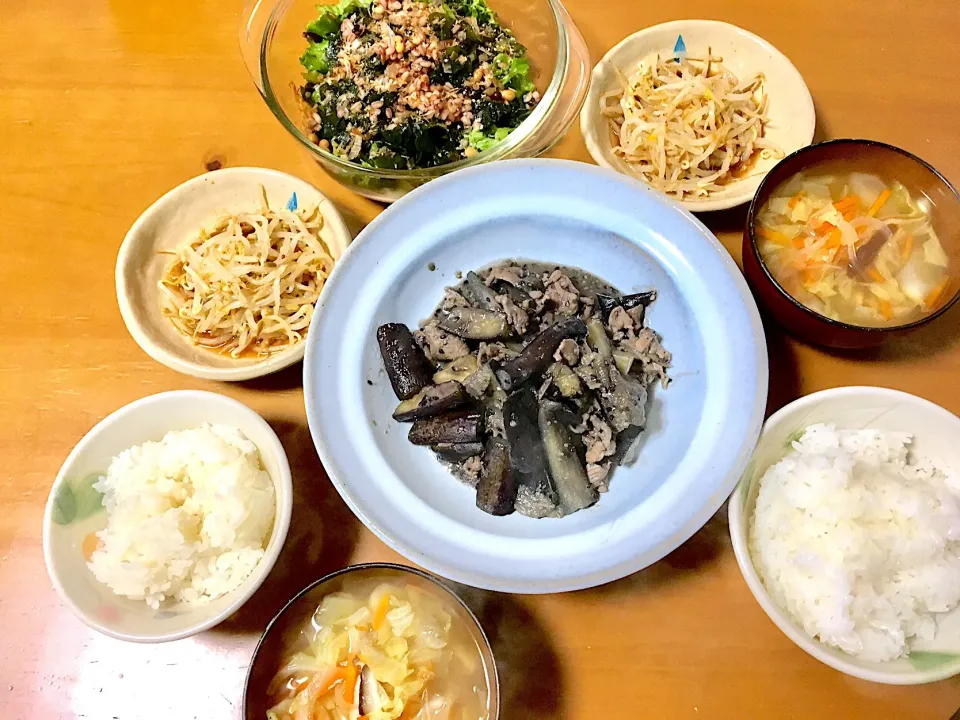 地味色な晩ごはん…(艸_・*)
茄子味噌炒め🍆
モヤシのナムル
蒸し雑穀のサラダ
野菜スープ
ご飯🍚|さくたえさん