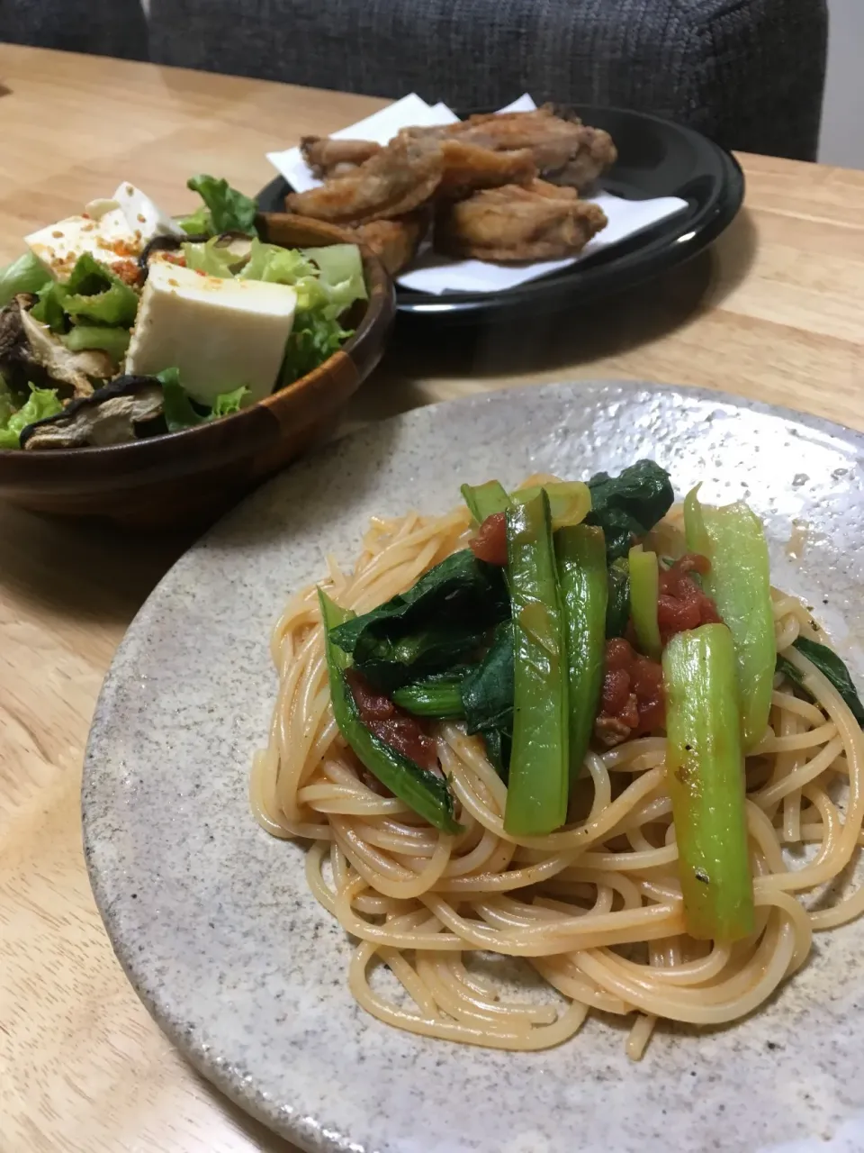 Snapdishの料理写真:今日のおうちランチ( ´͈ ᗨ `͈ )◞♡⃛ アンチョビと小松菜のトマトソーススパゲッティ🍅 焼き椎茸と湯豆腐のサラダ 手羽中のレモン唐揚げ|さくたえさん