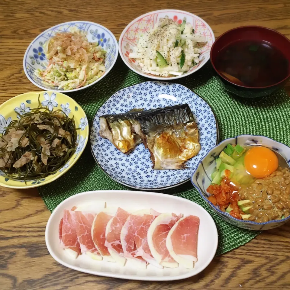 Snapdishの料理写真:白菜サラダ・大根サラダ・お味噌汁・鯖の塩焼き・切り昆布の煮物・生ハム大根・アボカドキムチ納豆|美也子さん