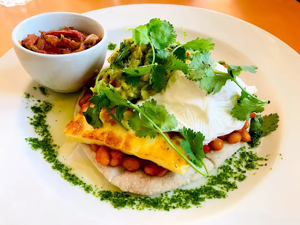 Poached egg, halloumi, spicy beans on flat bread with chipotle sauce and guacamole|Sergio Lacuevaさん