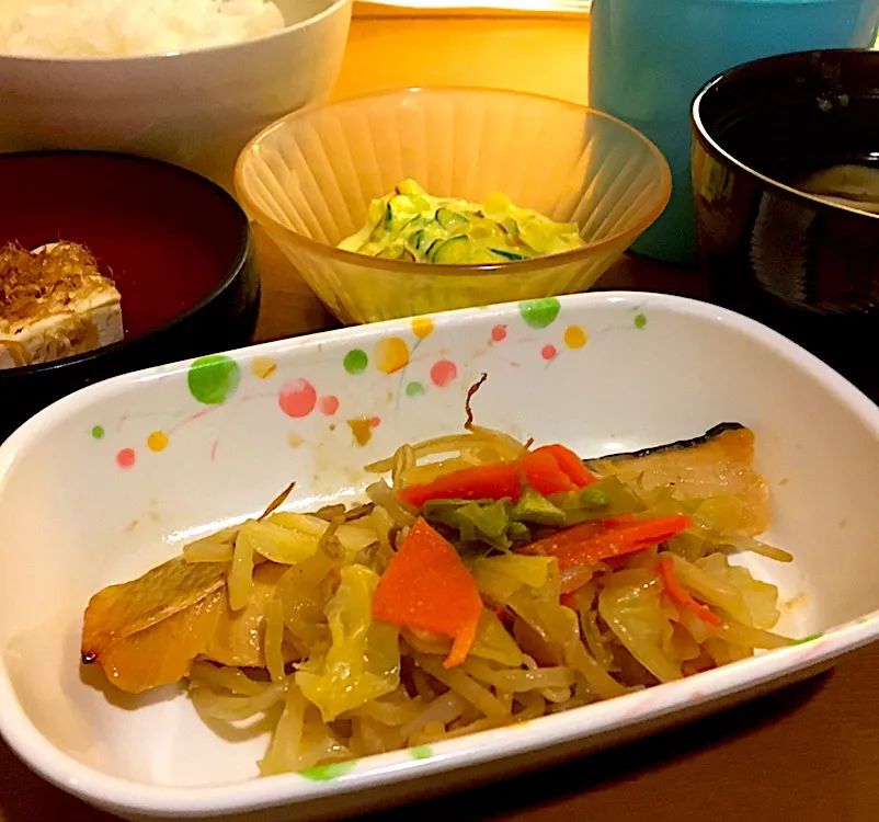 アル中病棟の晩ごはん⭐️⭐️⭐️
ごはん🍚  具沢山汁  さけのチャンチャン焼き
かぼちゃサラダ  湯豆腐|ぽんたさん